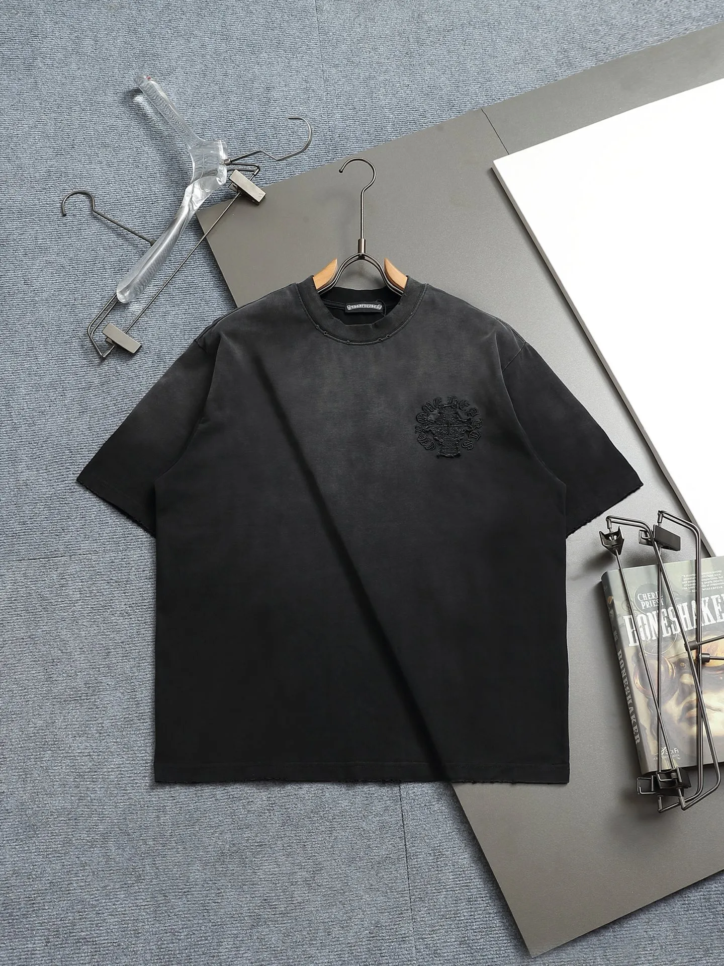 P210 𝗖𝗵𝗿𝗼𝗺𝗲 𝗛𝗲𝗮𝗿𝘁𝘀/Cro Heart 2025 Cross Patch Embroidery Summer New Original Single Counter American Acid Washed Distressed Laser Burnt Patch Embroidery Couple Casual Short Sleeve T-shirt 👑The highest version! Customized fabric 300g double yarn! American acid-washed and distressed original fabric laser burnt ✟appliqué embroidery and exquisite embroidery of letters! The best-selling model at the counter. It is very comfortable to wear. It is low-key yet luxurious. It is very classy when worn. The large size and tailoring are needless to say. The upper body is exquisite and vivid. 👍High-end first-class materials. A truly palace-level product. The cotton from Turkey is of outstanding quality. After heavy washing, the clothes are very soft! Not picky, the upper body is absolutely stylish and extremely luxurious. Auxiliary materials: The original model has been authenticated and labeled ➕100% silk washed with water label. Genuine purchase-grade original hangtag➕matching hanging rope➕3D hanging beads➕original packaging bag. Craftsmanship: The original version has consistent wiring! The highest version of the armhole matching technique! Countless times of pattern making to 100% restore the original appearance! The correct version is the same for men and women, super eye-catching, super good-looking, and super atmospheric! Color: White Black Size: S-XL